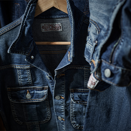 Close-up of a denim jacket and trousers (Photo)