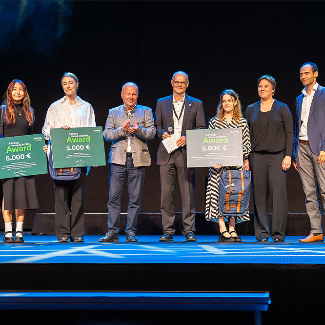 Seven people are standing on a stage, three are each holding a prize of 5,000 euros in their hands (Photo)