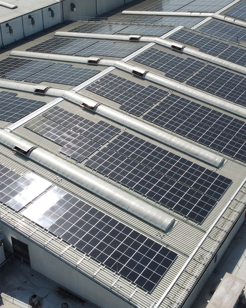 Building with solar roof (Photo)