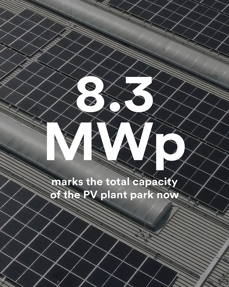 Text: “8.3 MWp marks the total capacity of the PV plant park now” in front of solar panels (Photo)