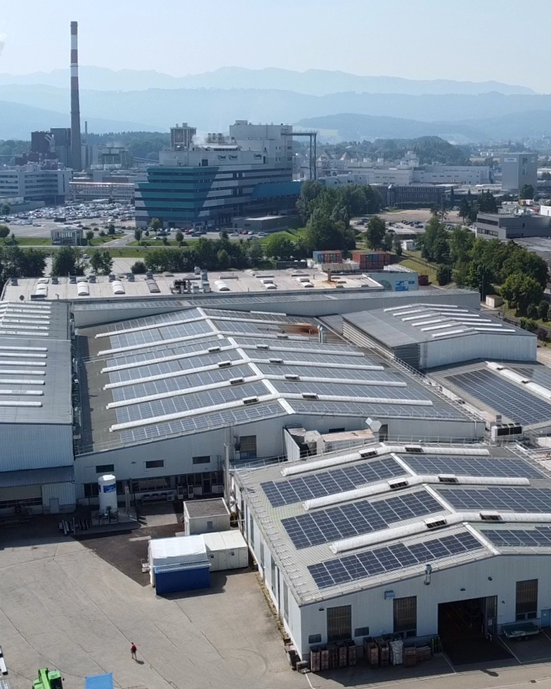 Building in an industrial area with solar roof (Photo)