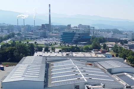 Building in an industrial area with solar roof (Photo)