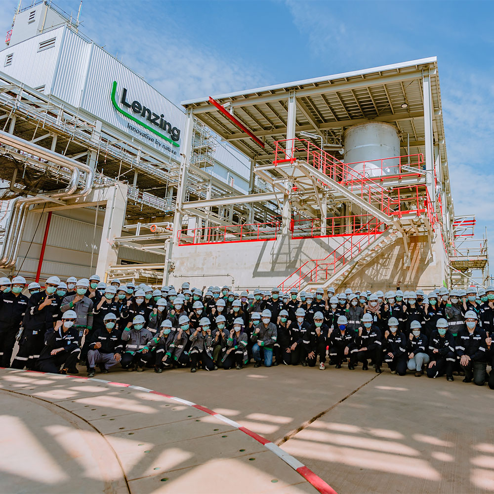 The Lenzing team in Prachinburi (Thailand), the largest lyocell plant in the world. (photo)