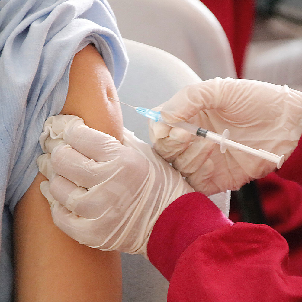 Vaccination into the upper arm (photo)