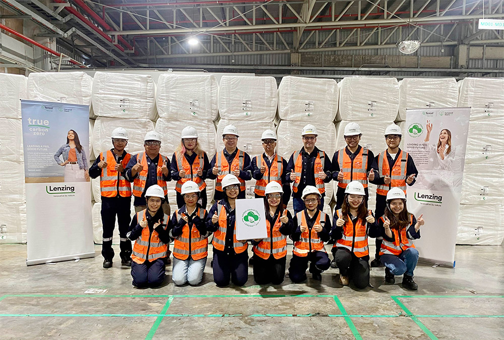 The Lenzing team in Prachinburi (Thailand), the largest lyocell plant in the world.  (Photo)