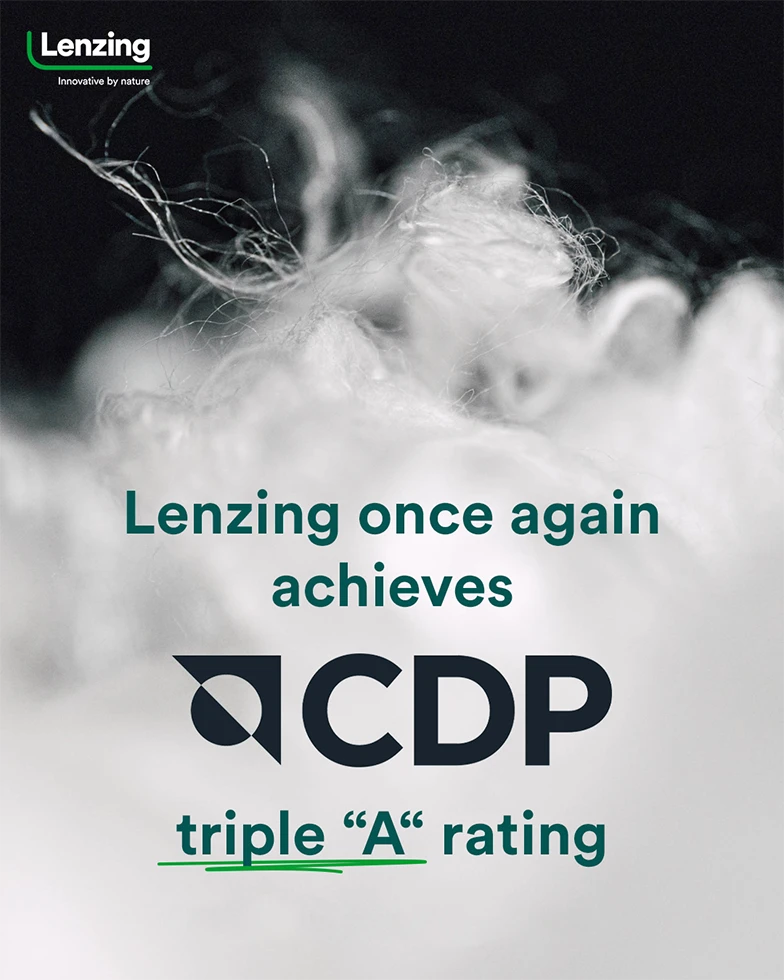 Schriftzug „Lenzing achieves CDP Climate A rating for fourth year in a row“ mit Masse aus weißen Fasern im Hintergrund (Foto)
