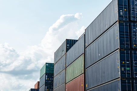  Hoch gestapelte Container unter freiem Himmel (Foto)